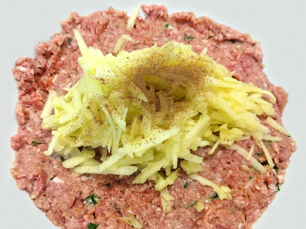 Carne picada con manzana rallada y canela