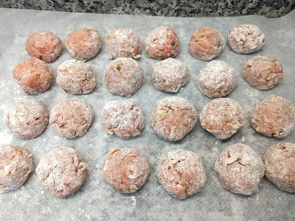 Albóndigas enharinadas