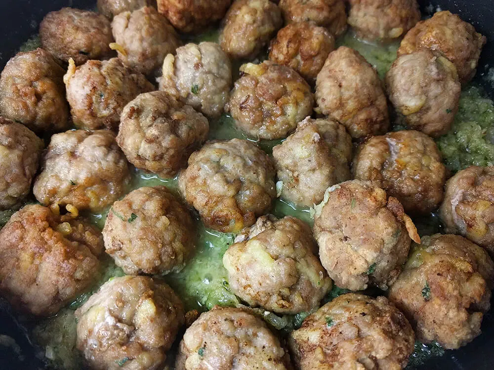 Cebolla pochada y albóndigas fritas