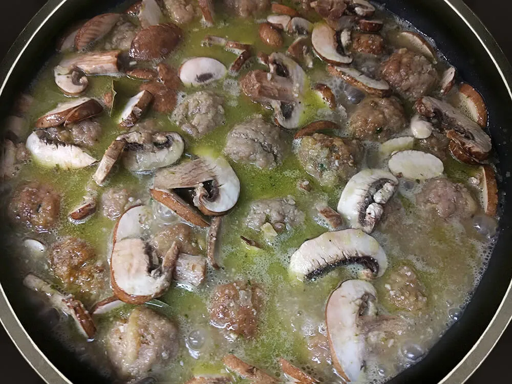 Albóndigas cocinándose en la cazuela
