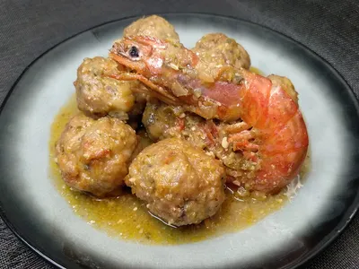 Albóndigas de gambas y butifarra negra