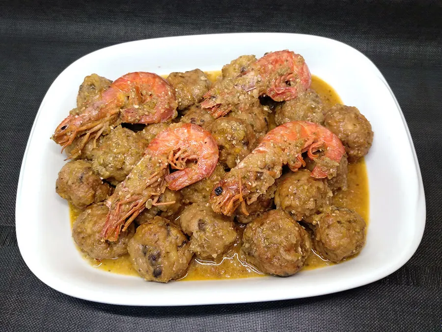 Albóndigas de gambas y butifarra negra.
