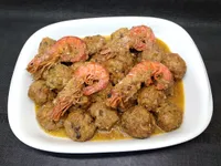 Albóndigas de gambas y butifarra negra.