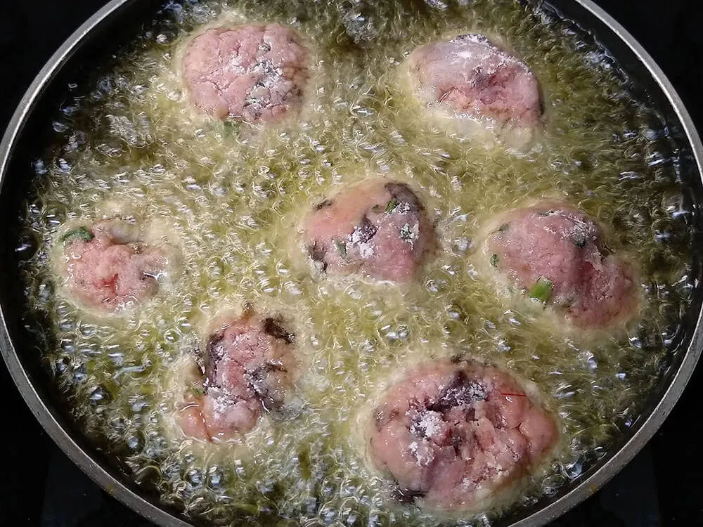 Albóndigas friéndose.
