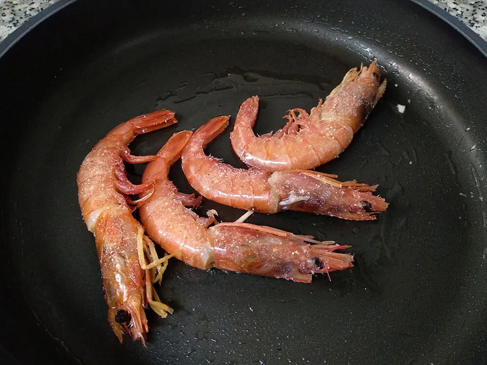 Gambas salpimentadas en cazuela.