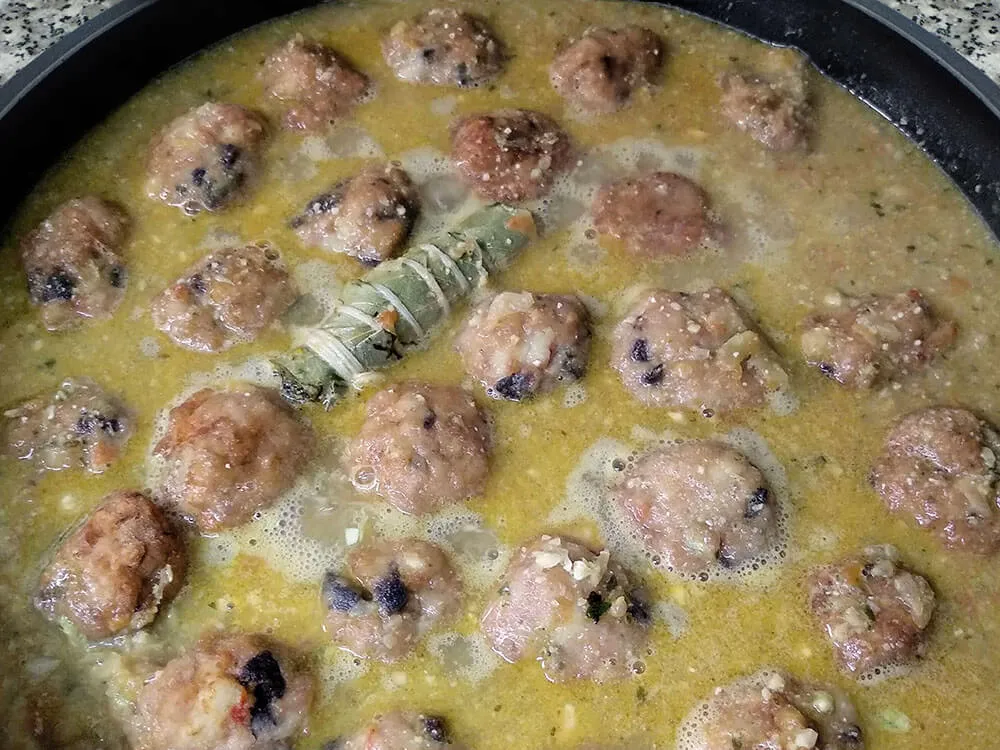 Albóndigas en salsa cocinándose.