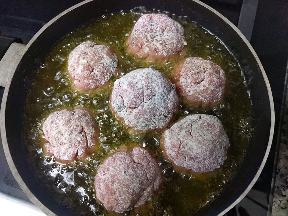Albóndigas friéndose