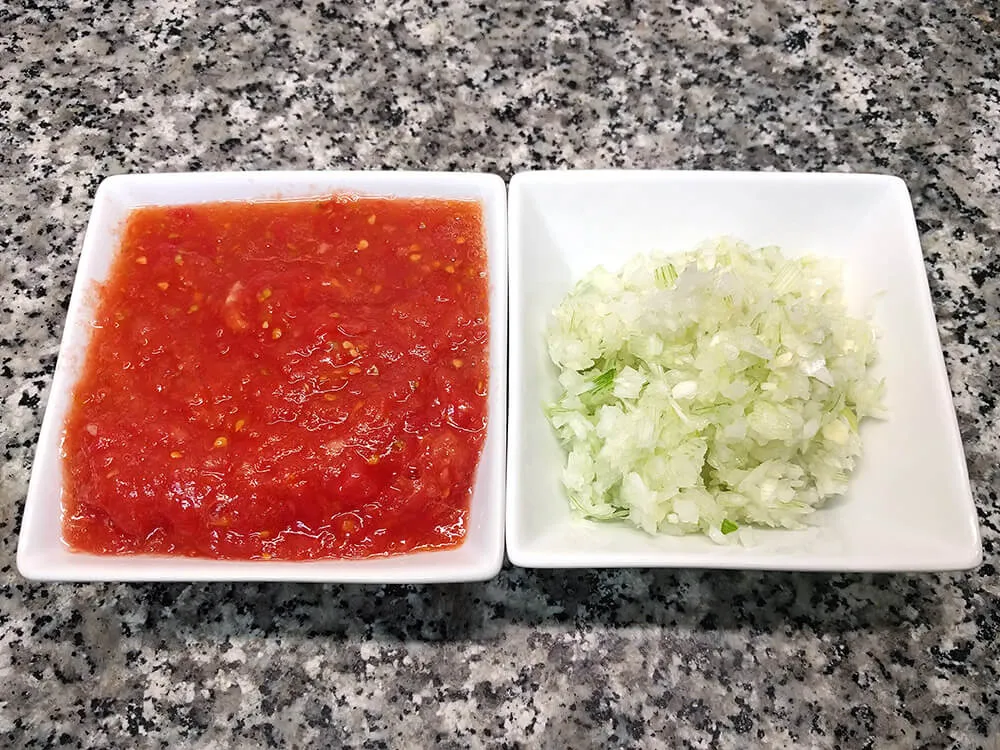 Tomate rallado y cebolla picada