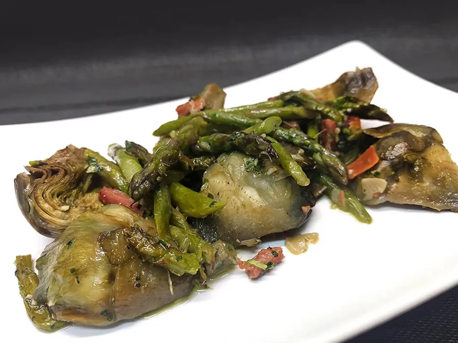 Alcachofas con espárragos y jamón