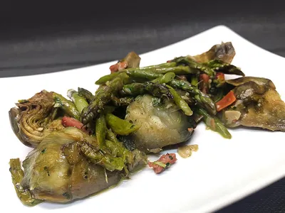 Alcachofas con espárragos y jamón