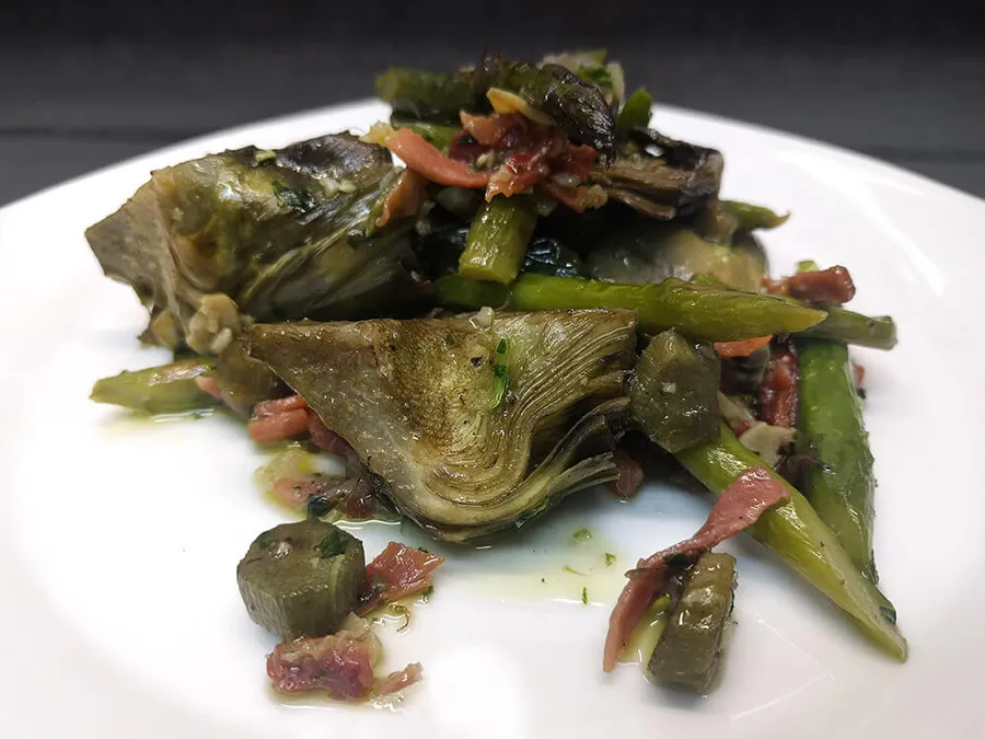 Alcachofas con espárragos y jamón