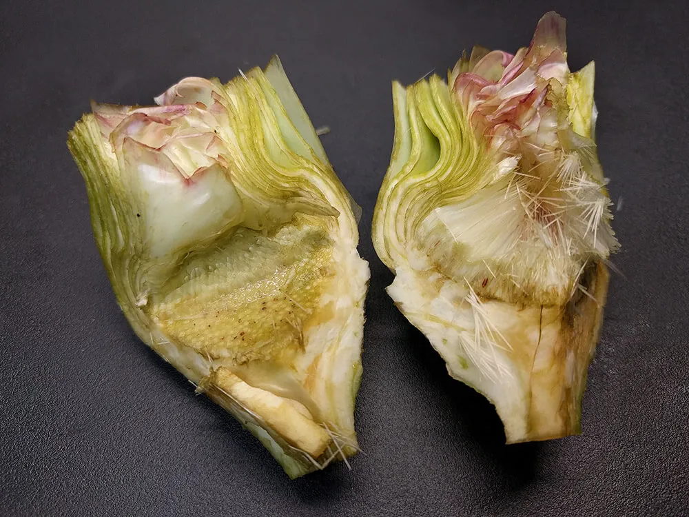 Alcachofa pelada y cortada a cuadros