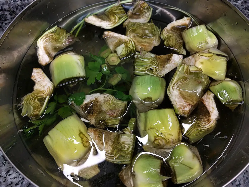 Bol con alcachofas en remojo