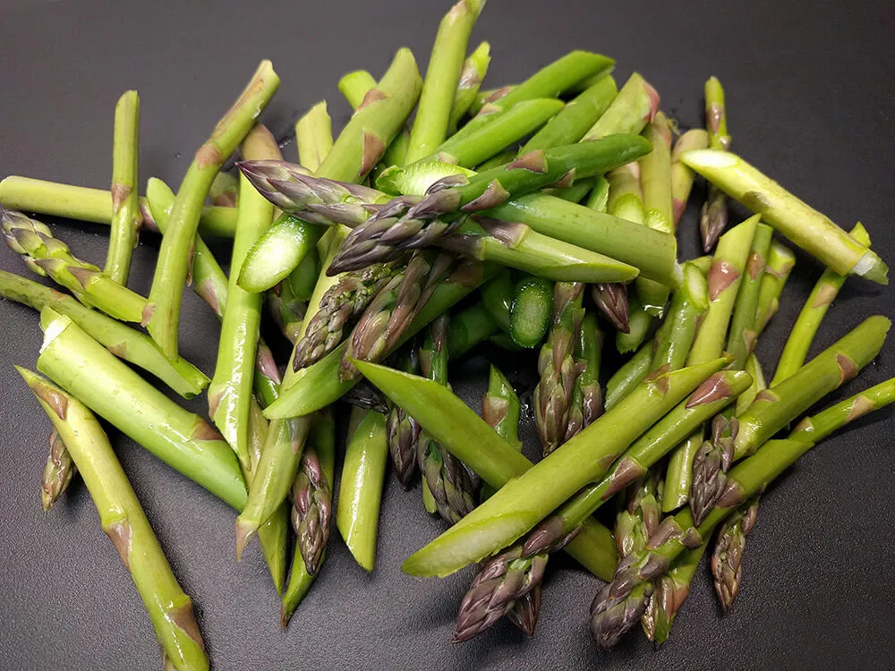 Espárragos verdes cortados en tres trozos