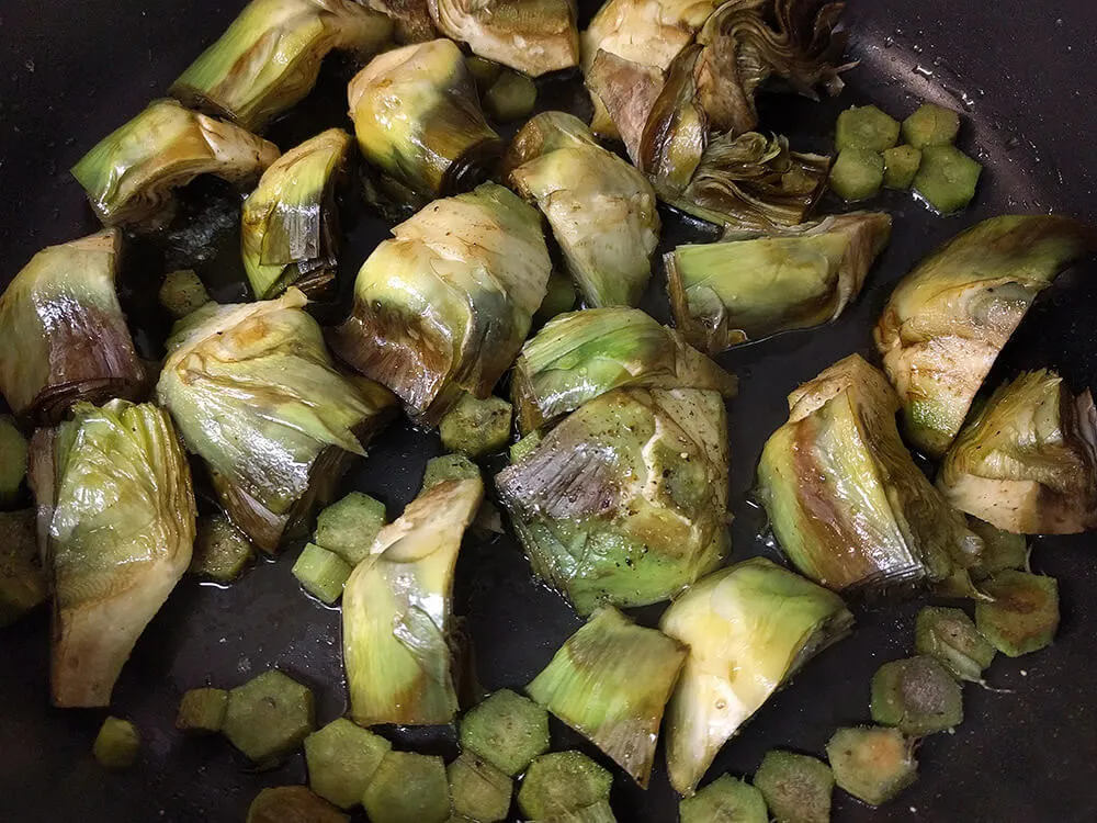 Alcachofas y sus tallos rehogando