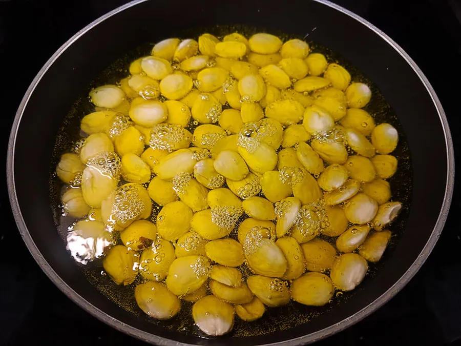 Almendras crudas en aceite de oliva.