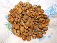 Almendras fritas y saladas.