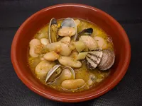 Alubias con almejas y ajos tiernos.