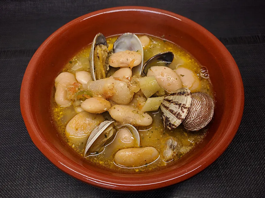 Alubias con almejas y ajos tiernos.