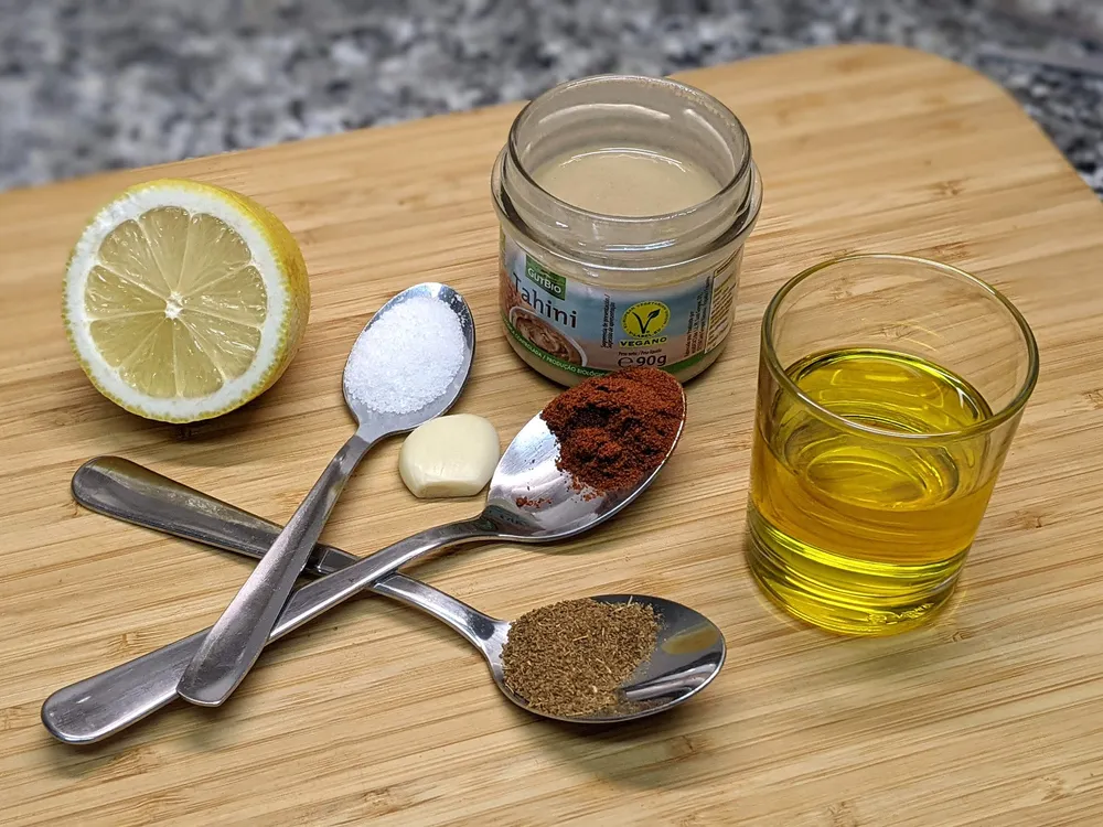 Tahini, comino, pimentón dulce, sal, aceite OVE y limón.
