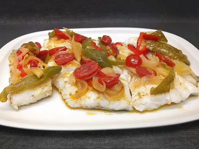Bacalao con samfaina de pimientos y cebolla