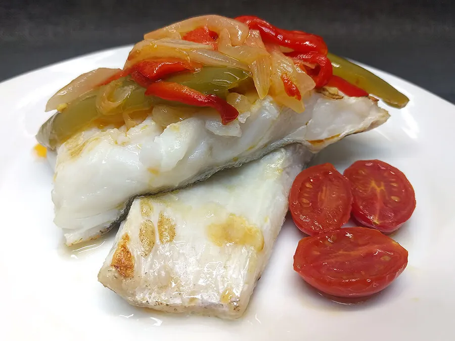 Bacalao fresco a la plancha con pimientos y cebolla