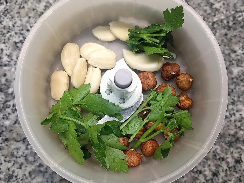 Almendras, avellanas, diente de ajo y pereji para la picada