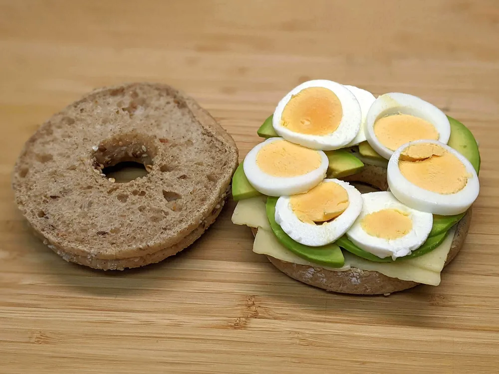 Bagel, Maasdamer, aguacate y huevo cocido.