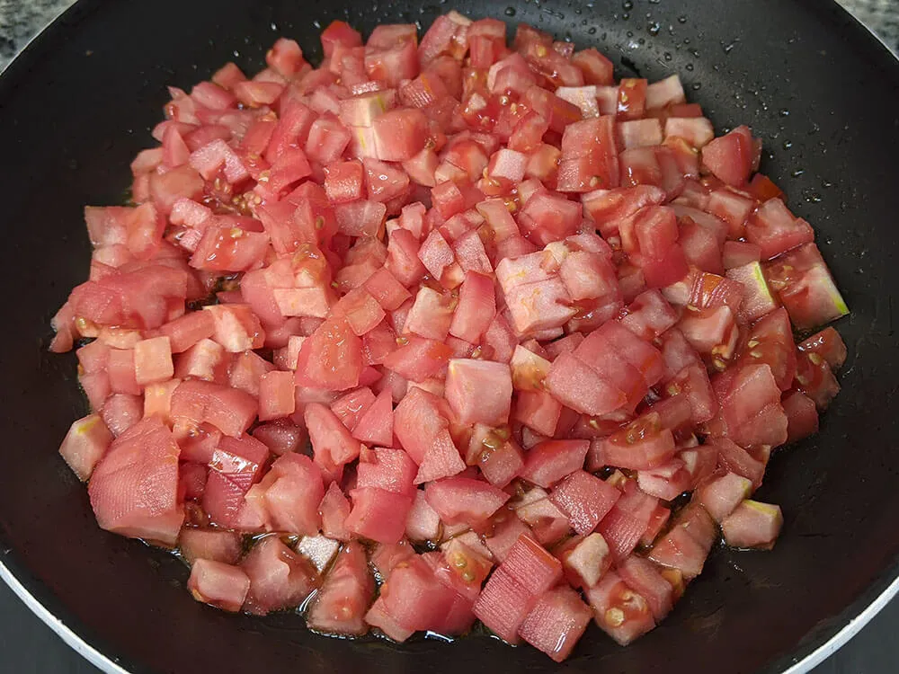 Sofrito de tomates a daditos.