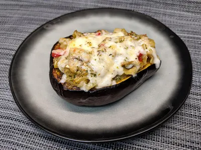 Berenjena rellena de champiñones