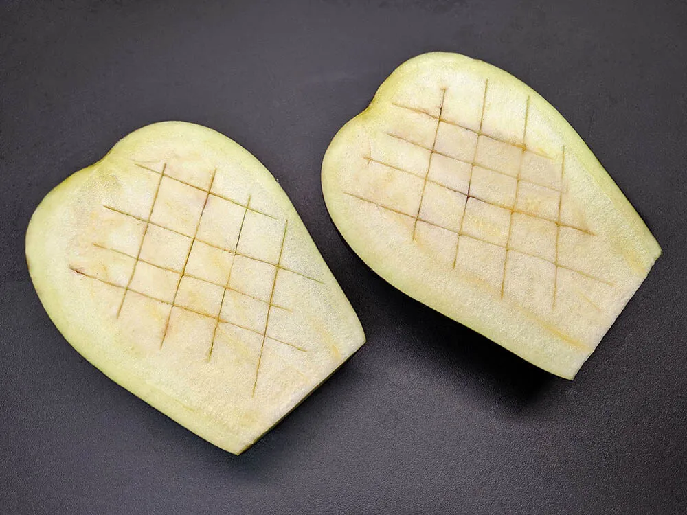 Berenjena cortada por la mitad.