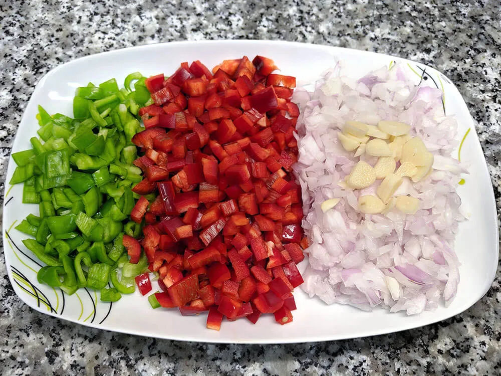 Pimientos, cebolla y dientes de ajo cortados.