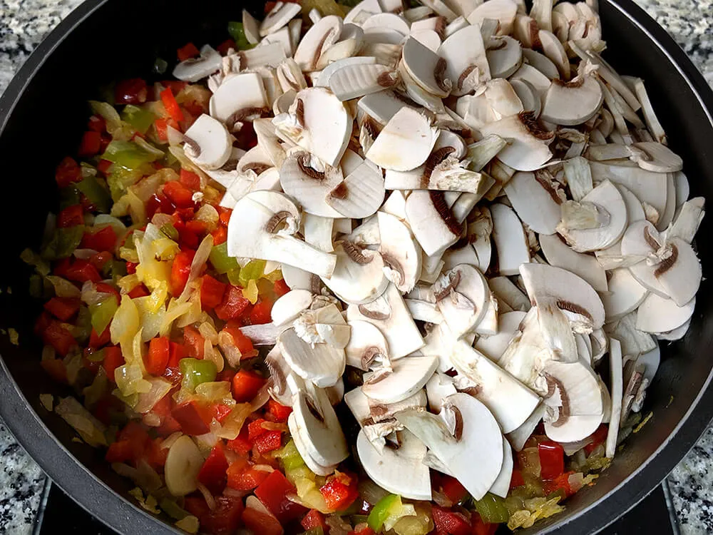 Pimientos, cebolla, dientes de ajo y champiñones.