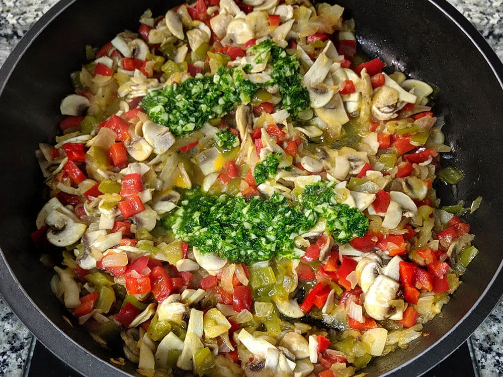 Pimientos, cebolla, dientes de ajo, champiñones y aceite de ajo y perejil.