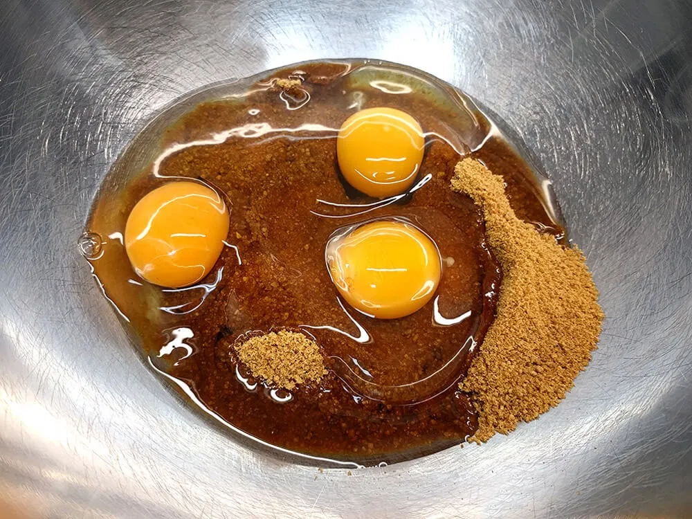 Cuenco con azúcar panela y huevos.