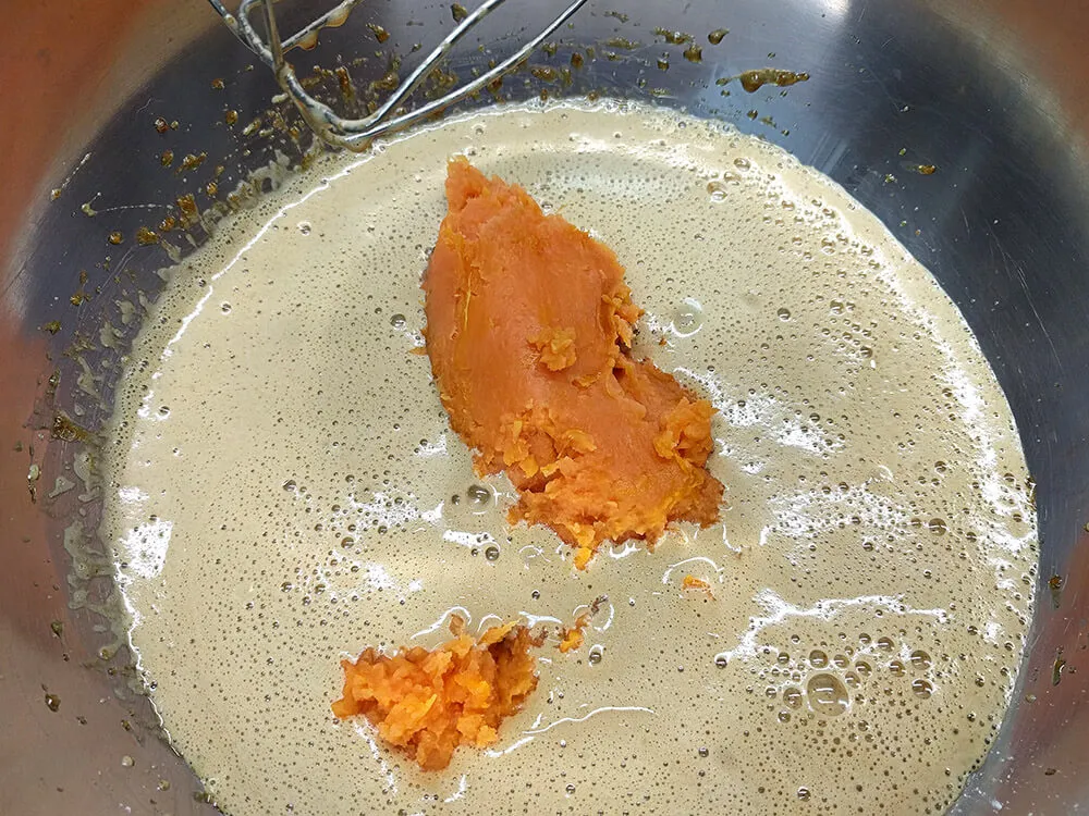 Huevos batidos con azúcar y puré de boniato.