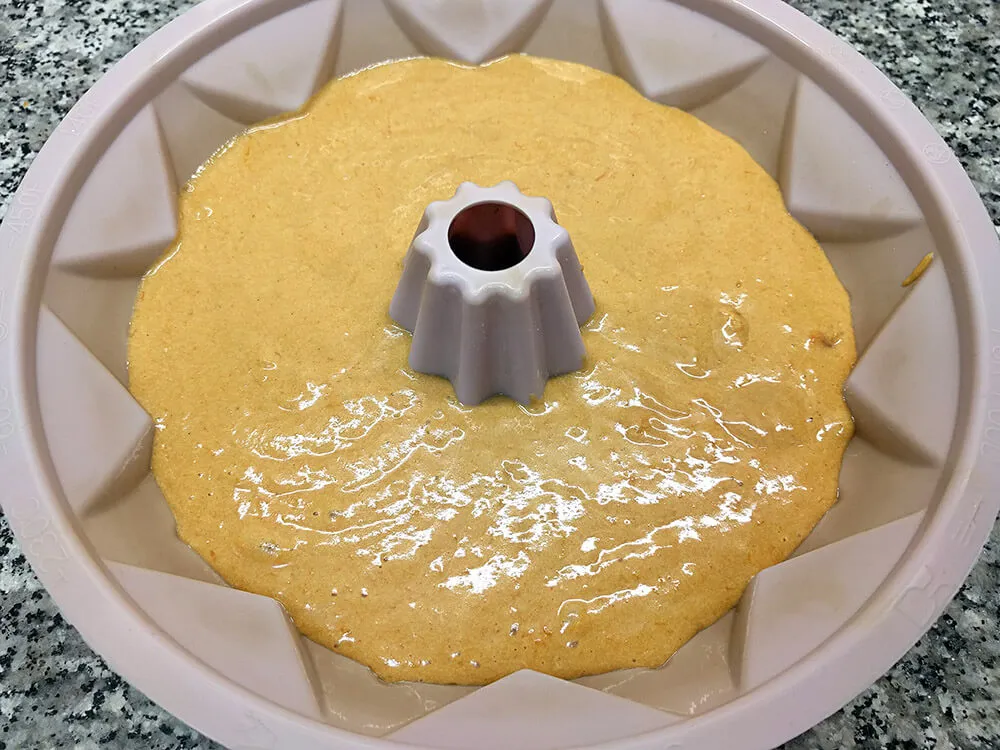 Masa de bizcocho de boniatos lista para hornear.