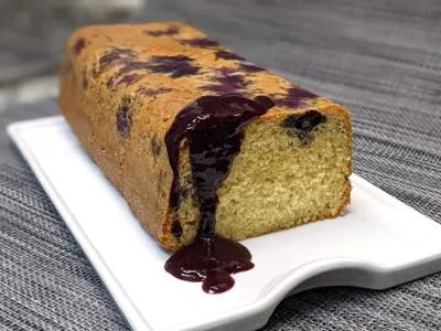 Bizcocho de yogur con coulis de arándanos