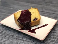 Segunda presentación del bizcocho de yougur con coulis de arándanos