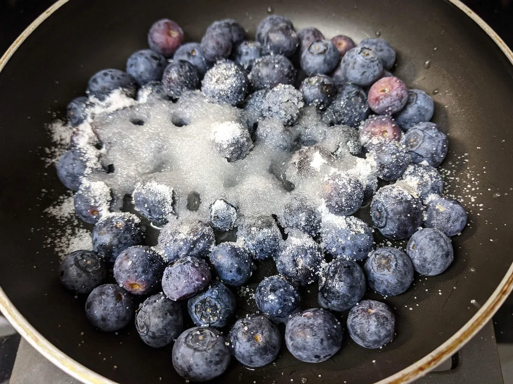 Arándanos y azúcar.