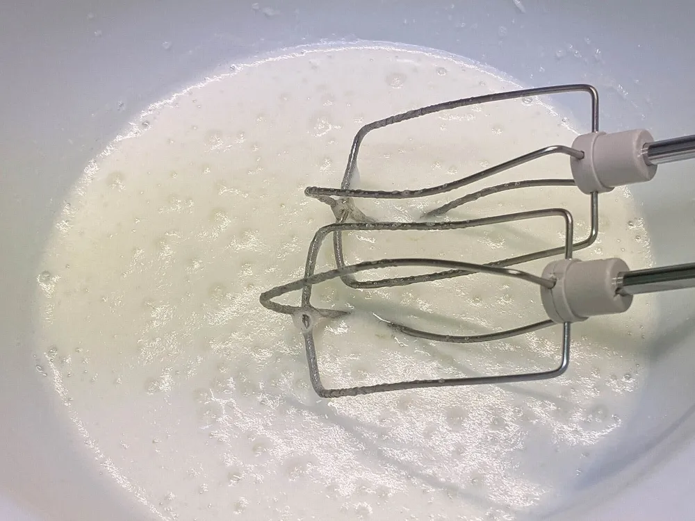 Claras batidas y ligeramente montadas.