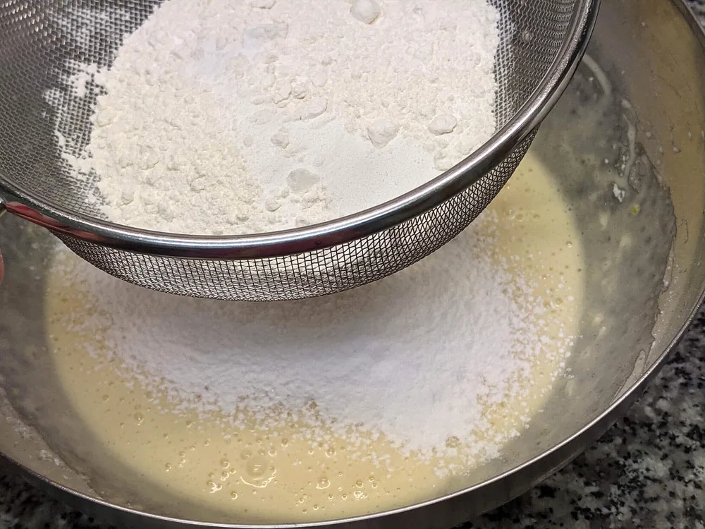 Yemas montadas con azúcar, yogur, aceite de coco, aceite OVE, claras montadas y harina tamizada.