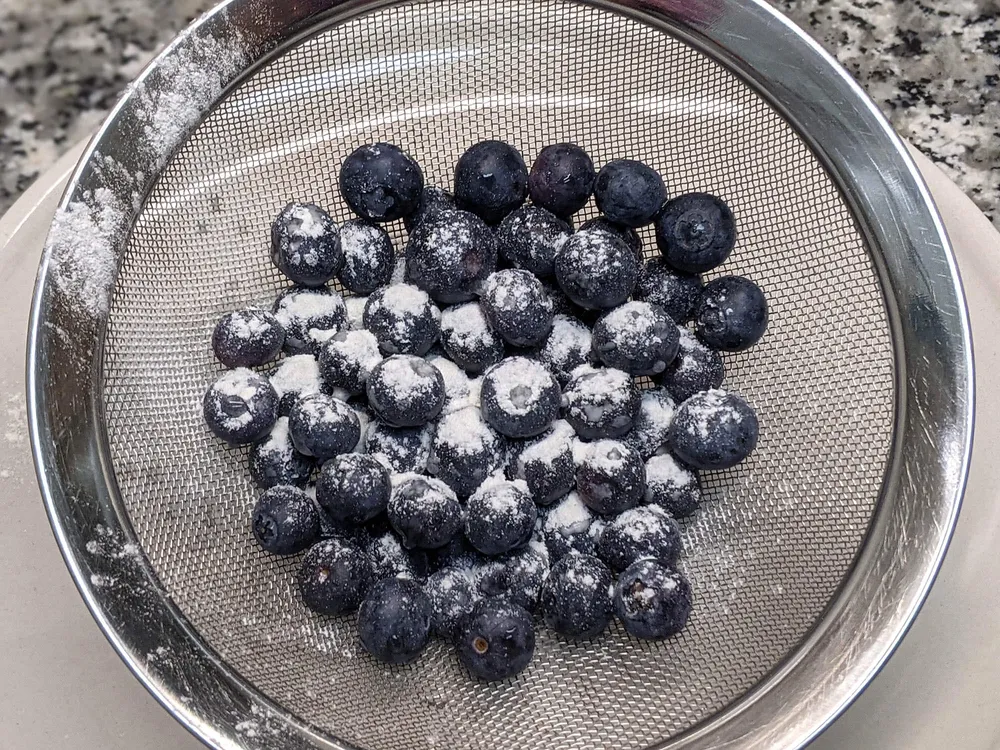 Arándanos espolvoreados con harina.