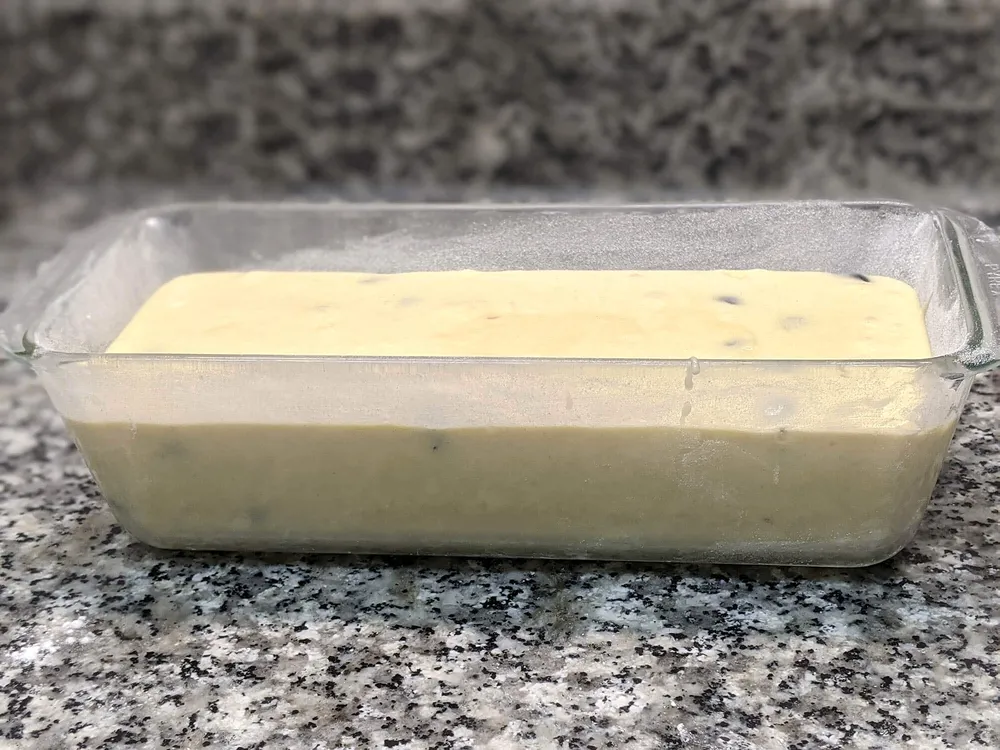 Bizcocho con arándanos listo para hornear.