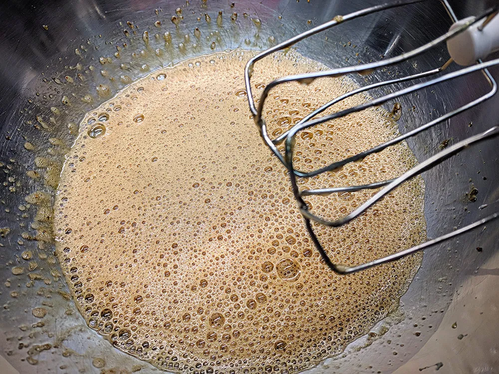 Huevos y azúcar batidos.