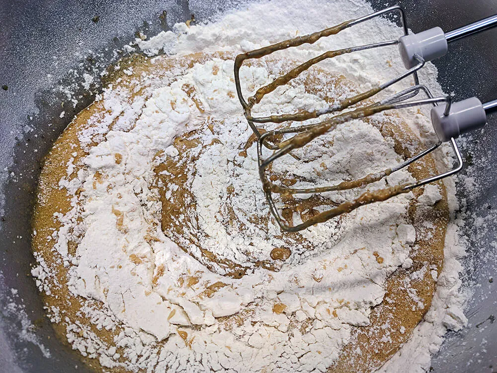 Huevos batidos con azúcar y harina tamizada.