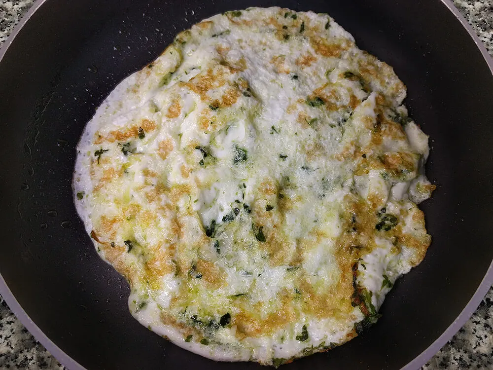 Tortilla de claras, ajo y perejil