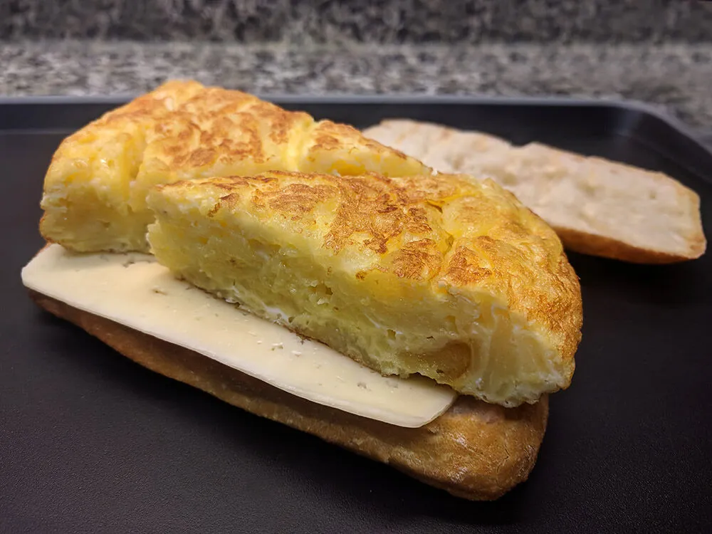 Chapata con havarti y tortilla de patatas.