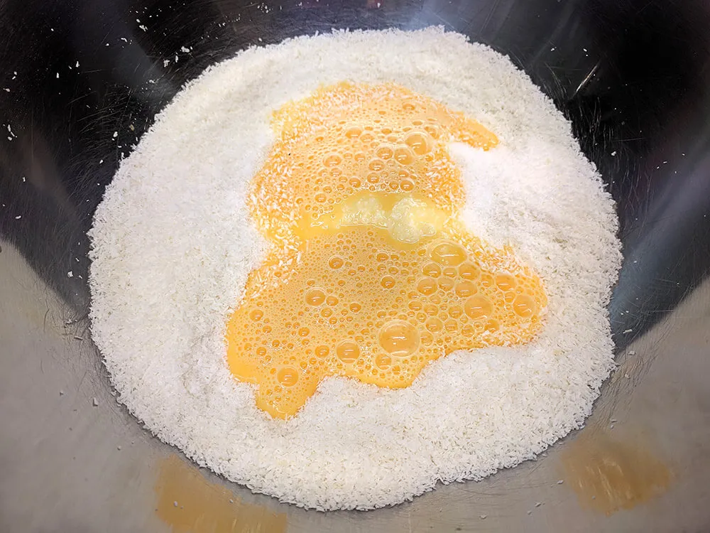 Azúcar, coco rallado y huevo batido.