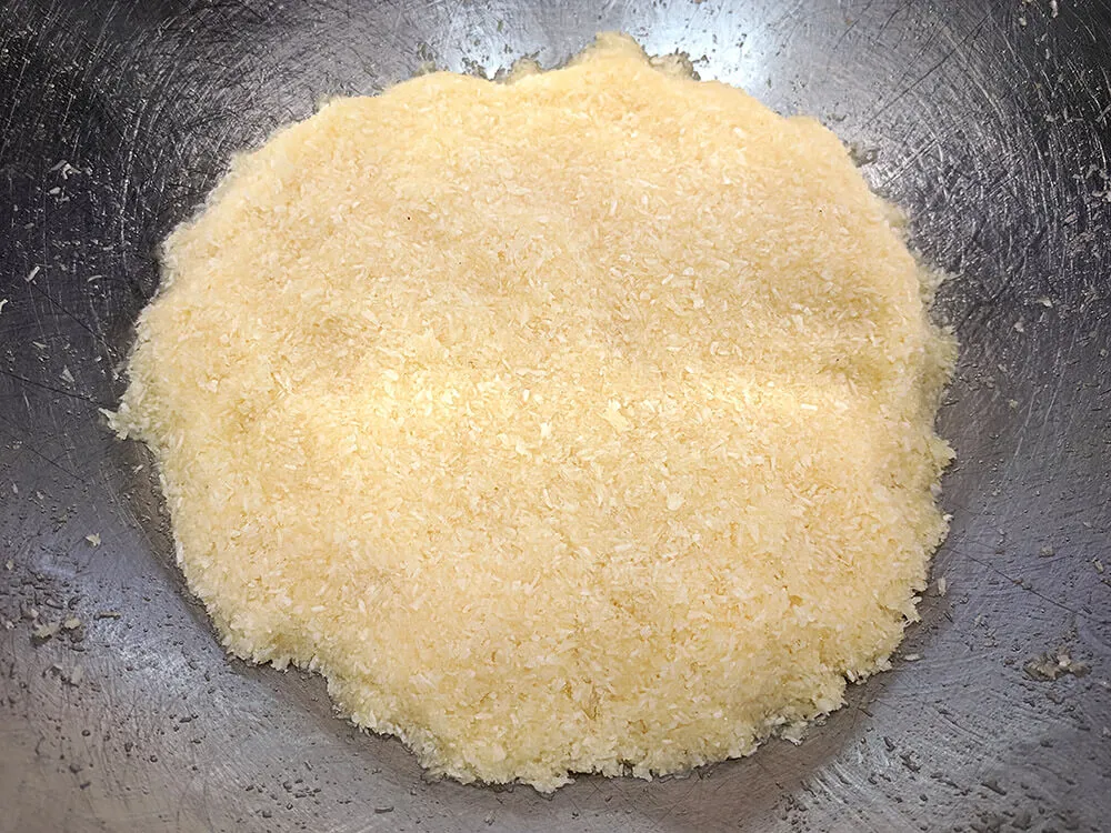 Masa cruda de las bolitas de coco.